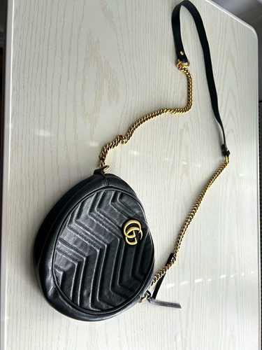 Gucci black leather logo - gucci,